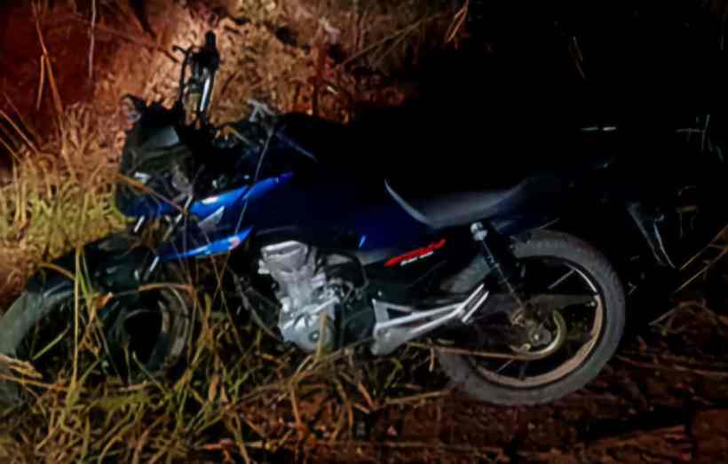 Motocicleta Honda/CG 160 Fan, cor azul, encontrada em meio a vegetação em Conceição do Pará, com sinais de abandono.