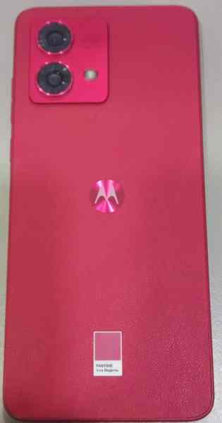 Imagem de um telefone celular vermelho com câmera dupla na parte traseira e logotipo da Motorola.