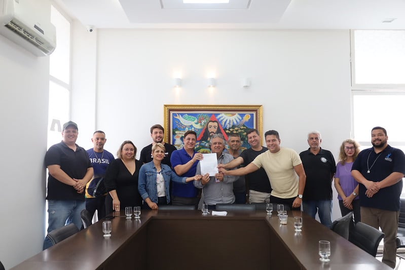 Reunião na Câmara Municipal de Divinópolis com vereadores e membros do Conselho Municipal de Turismo apresentando o Plano Municipal de Turismo 2027-2031.