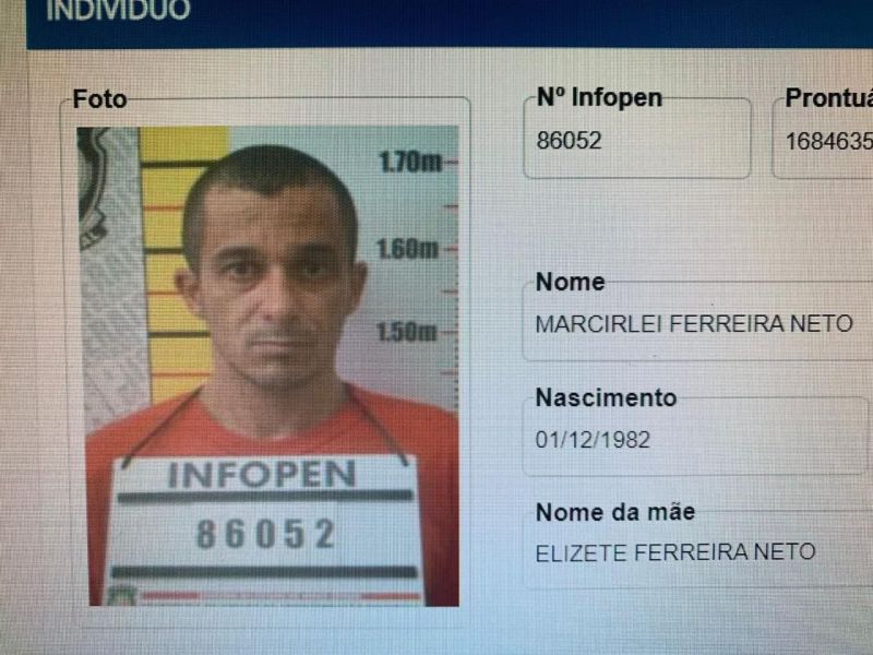 Foto de um indivíduo identificado como Marcilei Ferreira Neto, com número de InfoPen 86052, onde ele é mostrado em um fundo com uma régua de altura e informações pessoais ao lado.