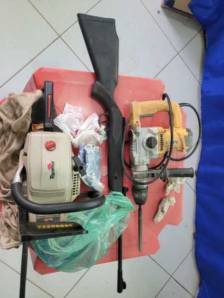 Conjunto de equipamentos apreendidos pela Polícia Federal, incluindo uma arma de fogo, ferramentas de perfuração e um soprador.