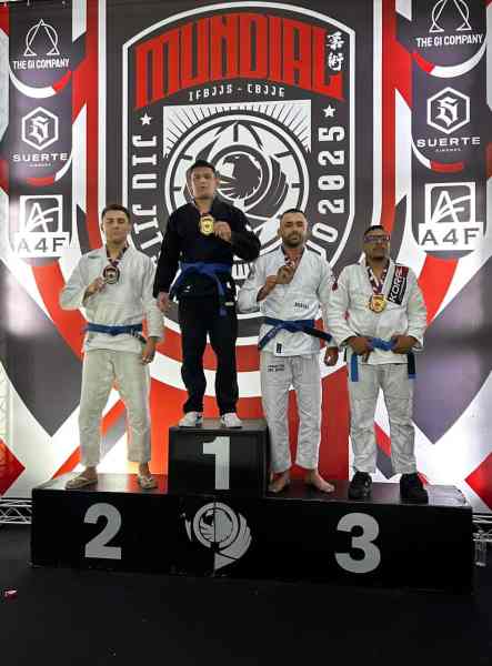 Atletas no pódio, com Lucas Alberto Carvalho Coelho em segundo lugar, recebendo medalha no Campeonato Mundial de Jiu-Jitsu em São Paulo.