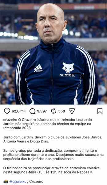 Fotografia do treinador Leonardo Jardim, vestido com a jaqueta do Cruzeiro, em um ambiente de estádio durante a partida. O fundo exibe torcedores nas arquibancadas.