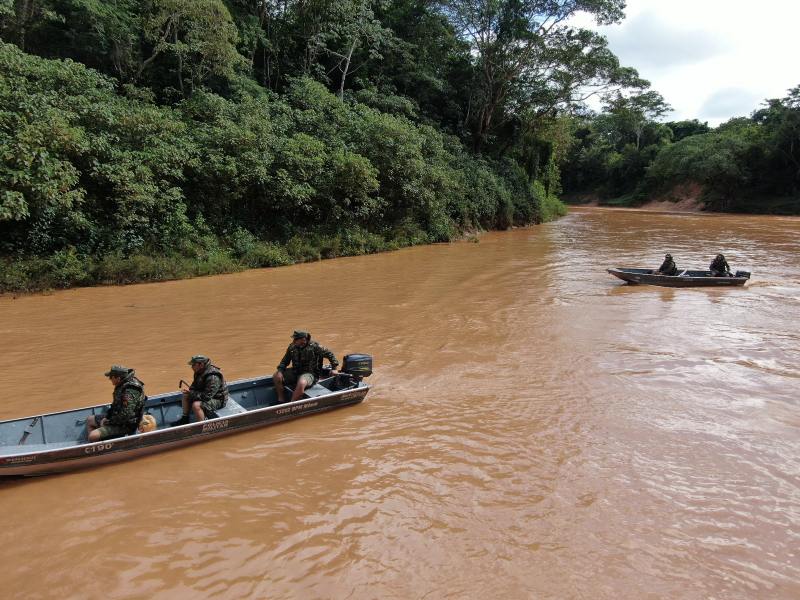 Militares da Polícia Militar de Meio Ambiente patrulhando o rio São Francisco em embarcações durante operação ambiental.