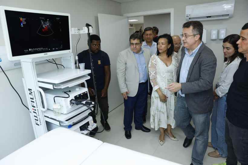 Inauguração do Serviço de Endoscopia e Colonoscopia com especialistas presentes e aparelho médico avançado em um ambiente hospitalar.
