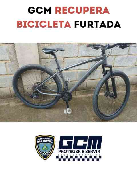 Foto de uma bicicleta recuperada pela Guarda Civil Municipal, com a inscrição 'GCM RECUPERA BICICLETA FURTADA' em destaque. A bicicleta é de cor preta e está posicionada sobre uma superfície concreta.