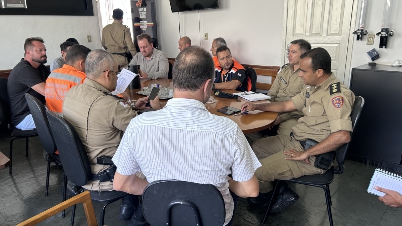 Reunião entre representantes da Polícia Militar, Corpo de Bombeiros e Defesa Civil para discutir medidas de segurança após alerta sobre a estrutura de um muro.