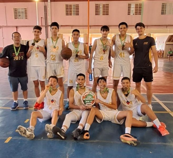 Jogadores da equipe JR09 Basketball comemoram a vitória no campeonato da Liga Metropolitana de Basquete, com medalhas e troféus em um ambiente de ginásio esportivo.