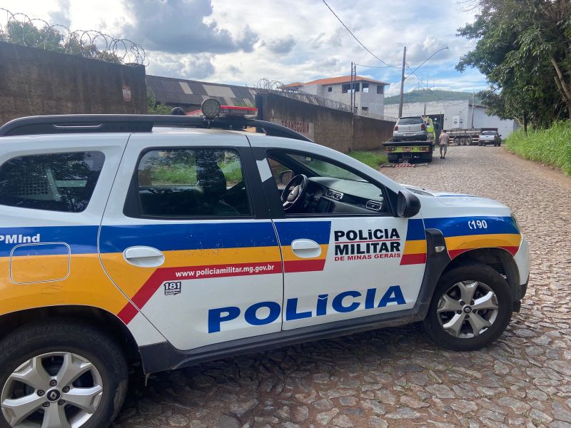 Viatura da Polícia Militar de Minas Gerais parada em uma rua de paralelepípedos.
