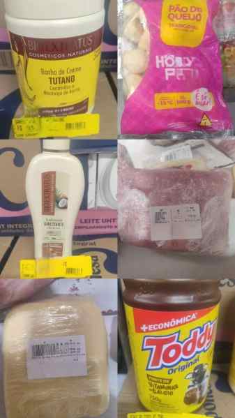 Produtos de supermercado dispostos em uma prateleira, incluindo creme de cabelo, pão de queijo, molho, queijo ralado e achocolatado.