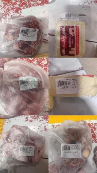Imagem de cortes de carne e queijo embalados em plástico com etiquetas de preços visíveis.