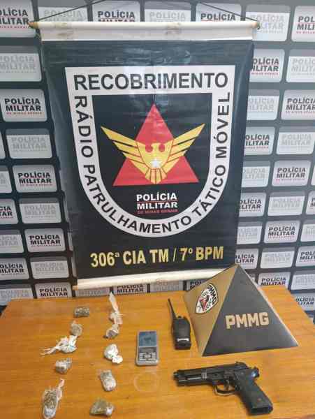 Material apreendido pela Polícia Militar, incluindo uma pistola, balança, rádio comunicador, e entorpecentes, com um banner da unidade de patrulhamento tático ao fundo.