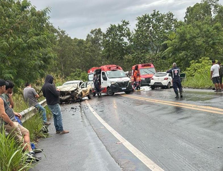 Acidente de carro em uma estrada, com veículos danificados e equipes de emergência no local.