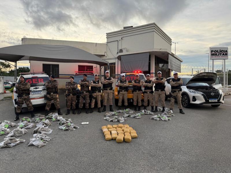 Policiais militares em frente à delegacia, com pacotes de droga espalhados no chão e veículos de patrulha ao fundo.