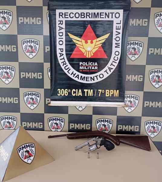 Banner do policiamento tático com armas e munições em exibição, ao fundo logotipo da Polícia Militar.