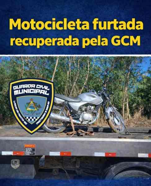 Motocicleta recuperada pela Guarda Civil Municipal em um caminhão, com fundo de vegetação.