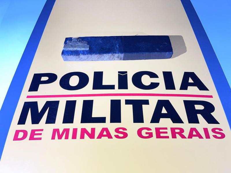 Logomarca da Polícia Militar de Minas Gerais destacando o nome da instituição em letras grandes e uma barra azul na parte superior.