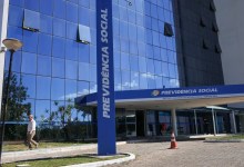 Aplicativo Meu INSS em celular com regra do consignado do INSS para aposentados e pensionistas