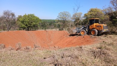 Máquinas trabalham na construção de barraginhas em Divinópolis, na zona rural, com apoio da Prefeitura, Codevasf e Emater-MG