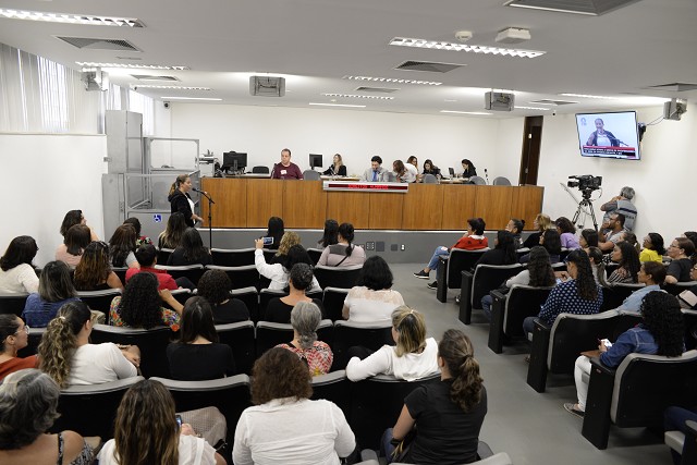 Audiência sobre readaptação funcional na ALMG, em Belo Horizonte, discute direitos de profissionais da educação