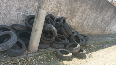 Pneus descartados irregularmente em área urbana, com alerta da Prefeitura de Divinópolis